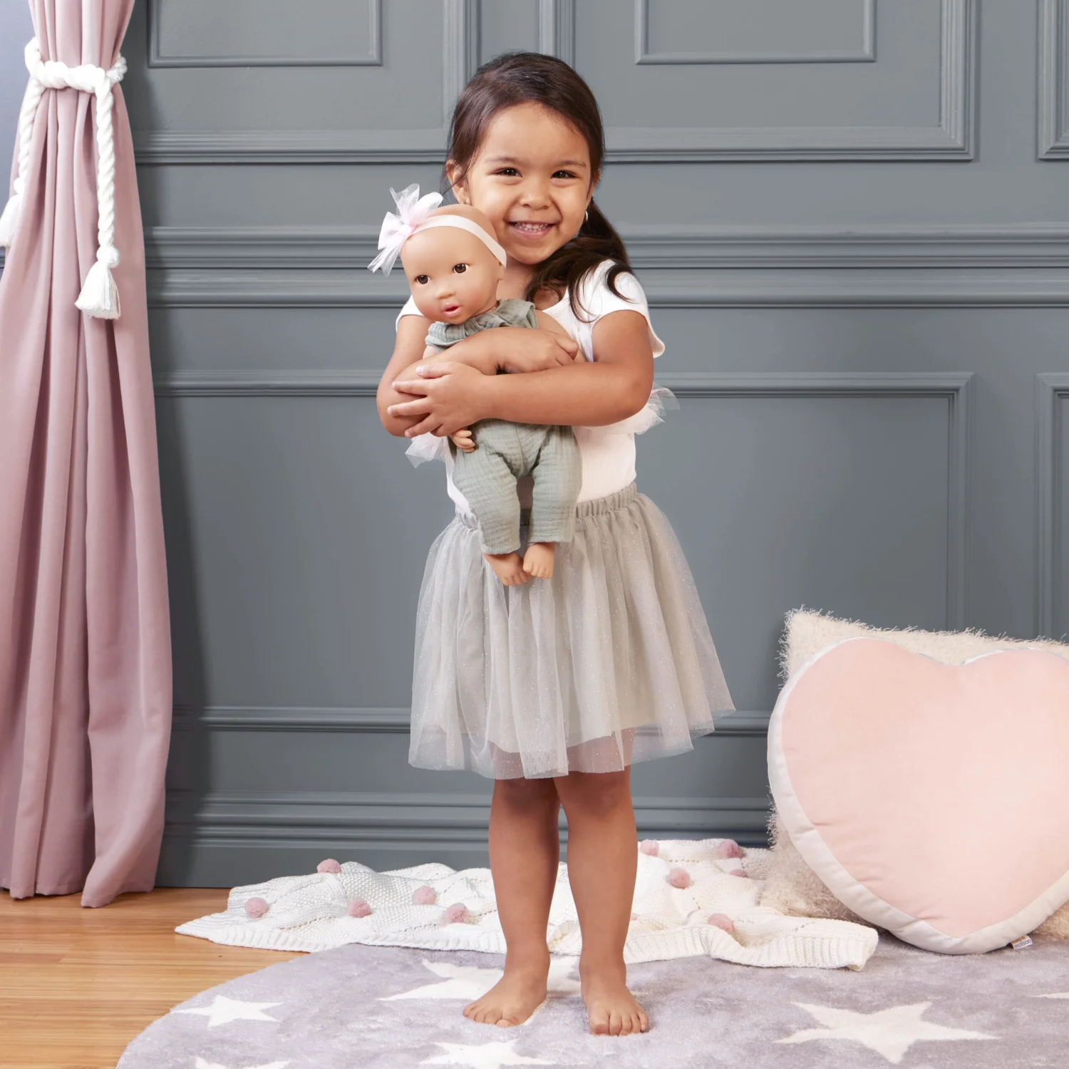 Lalka NIEMOWLĘ ze smoczkiem, w muślinowym zielonym ubranku i opasce