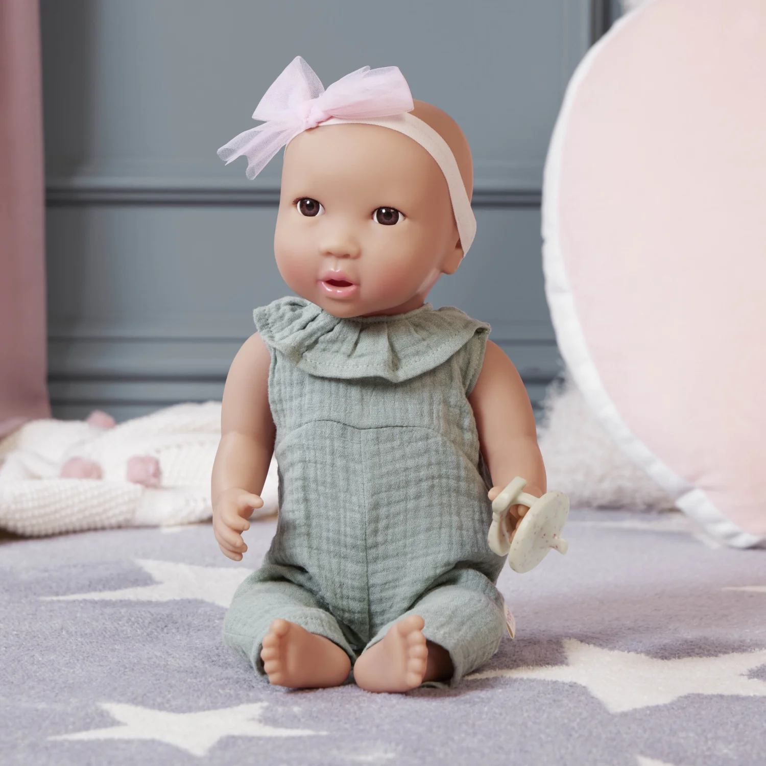 Lalka NIEMOWLĘ ze smoczkiem, w muślinowym zielonym ubranku i opasce