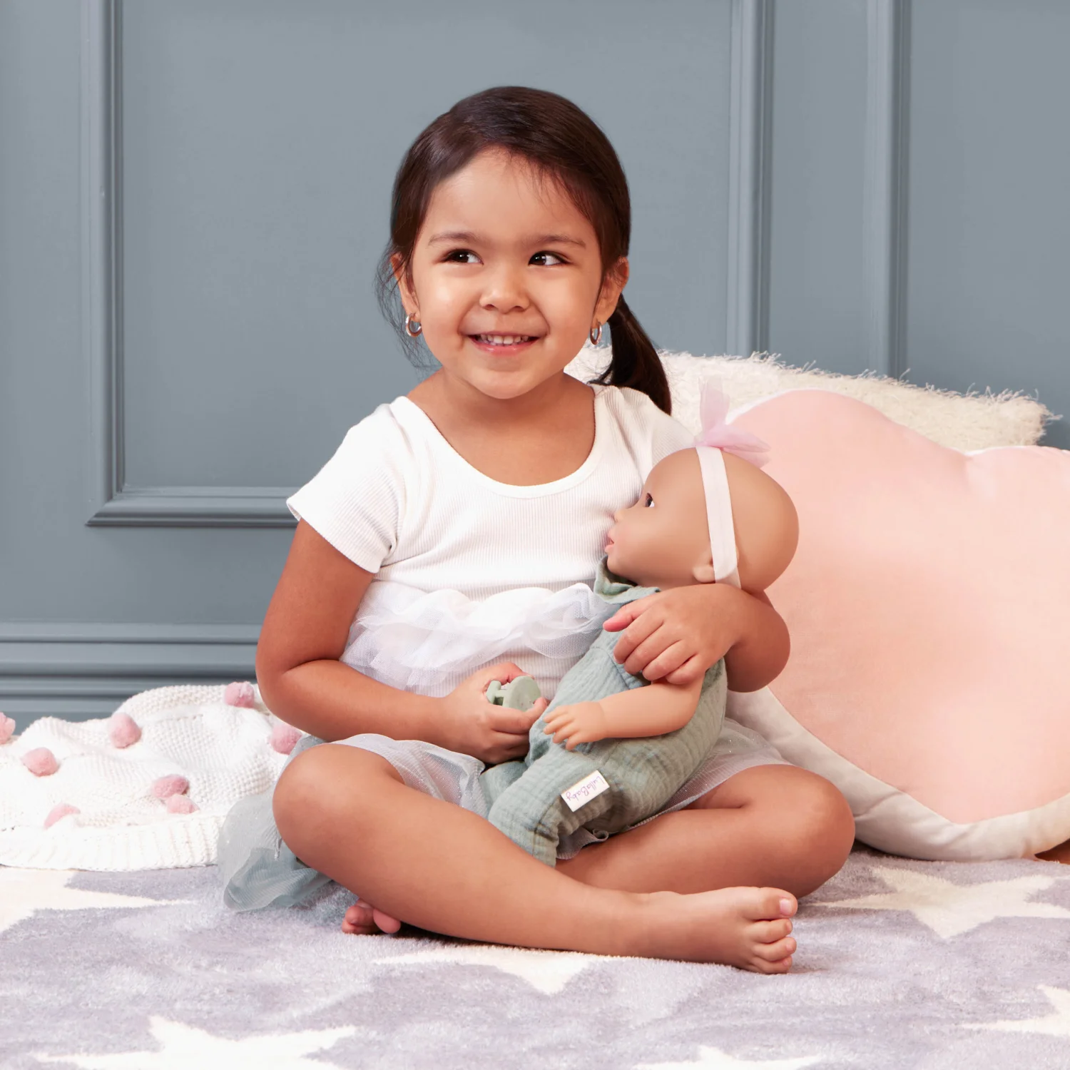 Lalka NIEMOWLĘ ze smoczkiem, w muślinowym zielonym ubranku i opasce